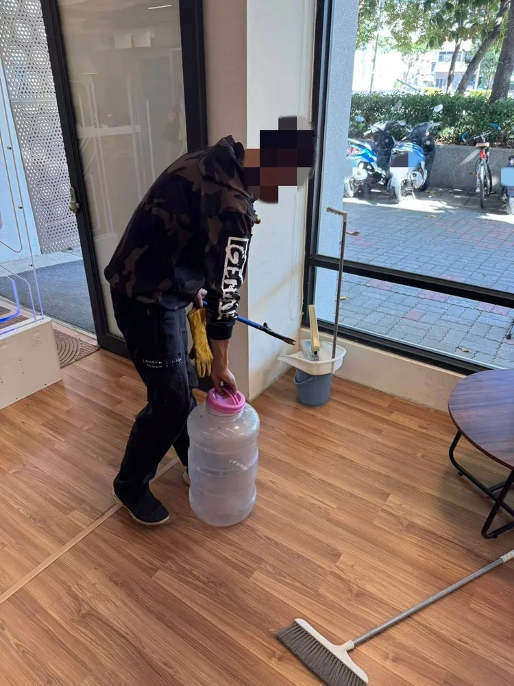 農業局特約廠商順利抓到眼鏡蛇。民眾提供