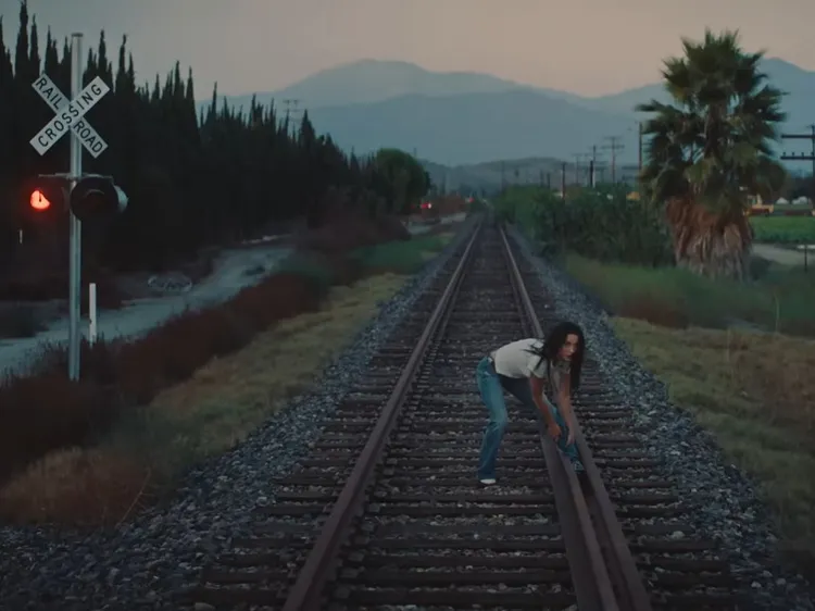 凱蒂佩芮在MV中，鞋子卡在鐵軌縫隙。翻攝YouTube
