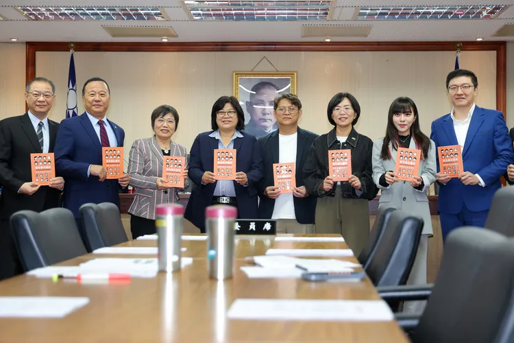 內政部長劉世芳（左3）24日上午赴立法院內政委員會，列席報告有關「普發新版台灣安全指引如何提升全民安全意識之政策效益評估」並備質詢，會前劉世芳與國防部軍政副部長柏鴻輝（左2）、民進黨立委王美惠（左4）、蘇巧慧（右3）、黃捷（右2）、國民黨立委張智倫（右1）等人一同拿著台灣安全指引手冊合影。 中央社