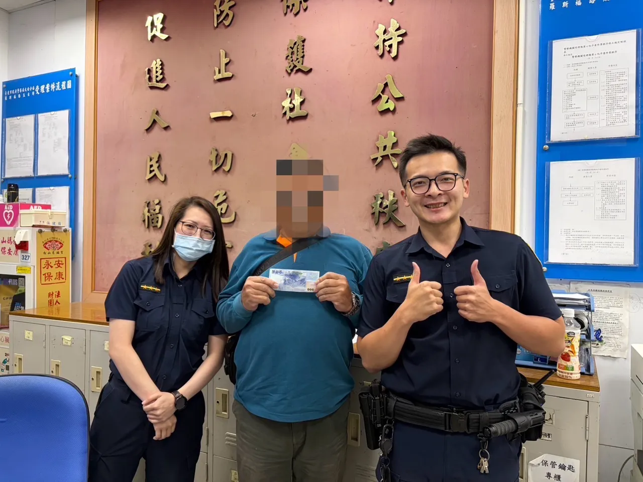 员警帮忙找回男子掉落的15000元。翻摄画面