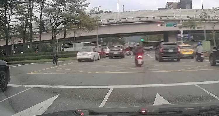 警方幫忙拾取散落路面的紙鈔。翻攝畫面