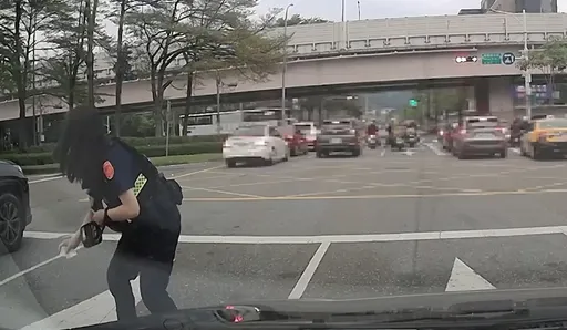 15000元「飞了」！北市男边骑车边掉钱　警巡逻惊见「路上有钞票」帮拾取