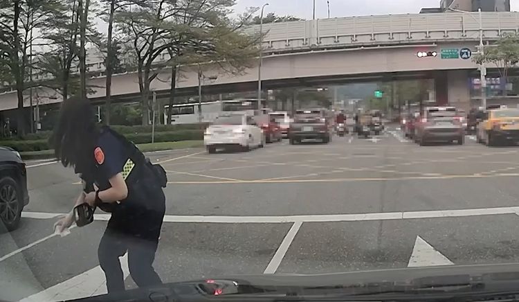 15000元「飛了」!北市男邊騎車邊掉錢 警巡邏驚見「路上有鈔票」幫拾取