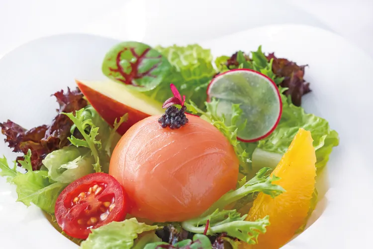 煙燻鮭魚乳酪沙拉。業者提供