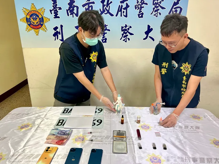 警方在兩人租屋處起出安非他命、喪屍菸彈等毒品，市值約20萬元左右。翻攝照片