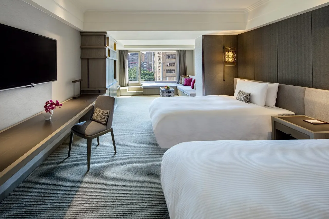 旅客选择合法旅宿，可上「台湾旅宿网」查询登记名单，入住有标章与证照的旅馆最安心 。台北市观传局提供