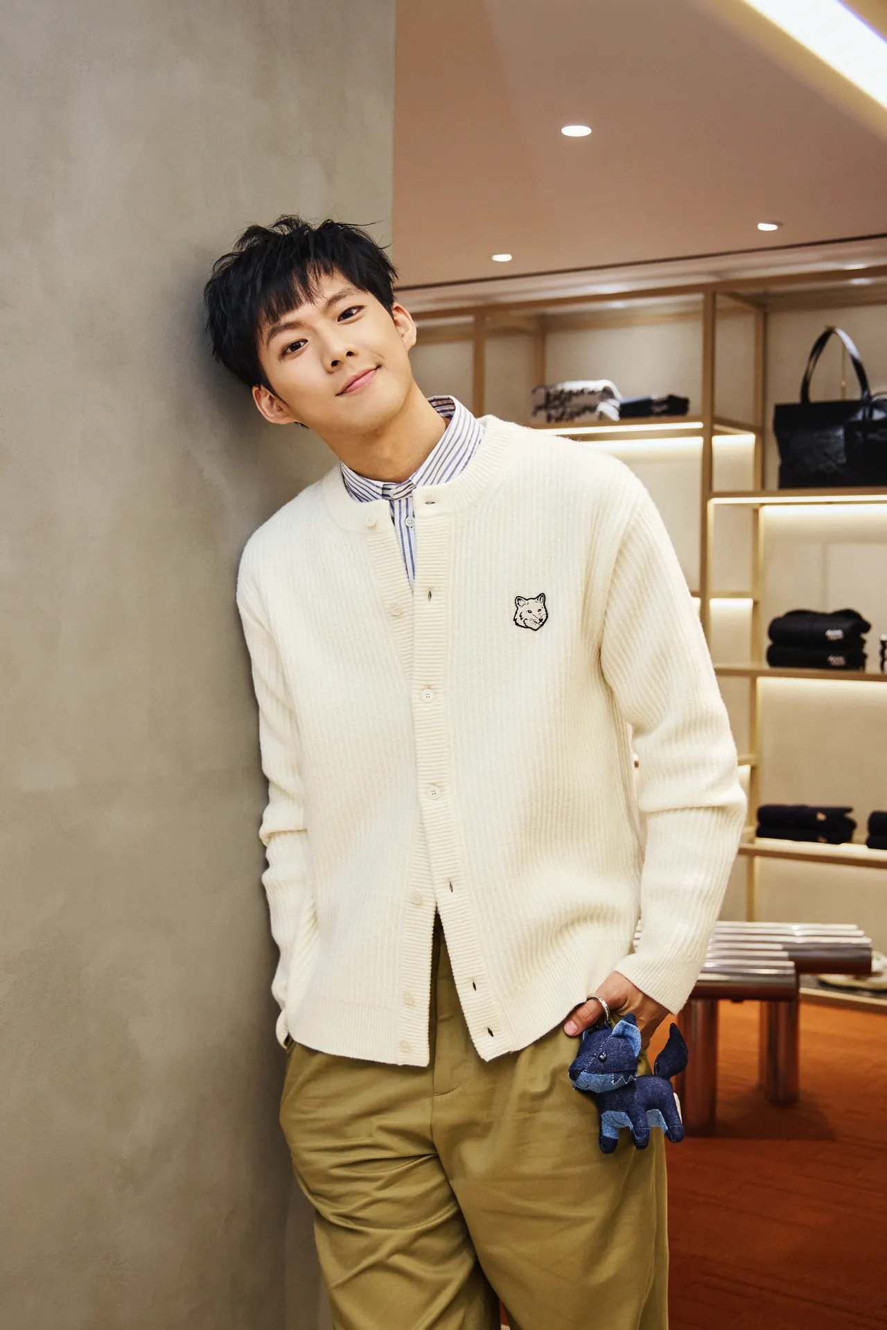 吴念轩此次学院感造型相当青春洋溢，他更拎起狐狸吊饰更显俏皮。品牌提供