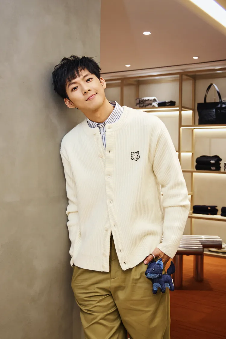 吳念軒此次學院感造型相當青春洋溢，他更拎起狐狸吊飾更顯俏皮。品牌提供