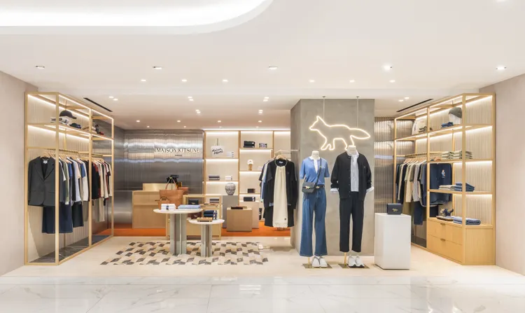 Maison Kitsuné的SOGO門市全新店裝，持續以溫和中性色調、木質紋理，打造出輕盈視覺。品牌提供