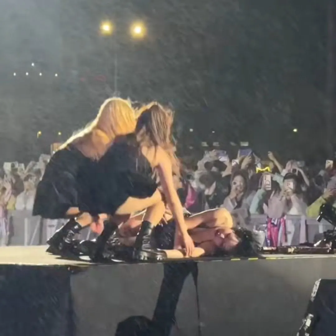 泫雅跳到一半癱軟倒地。翻攝X