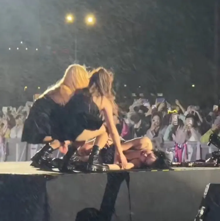 泫雅跳到一半癱軟倒地。翻攝X