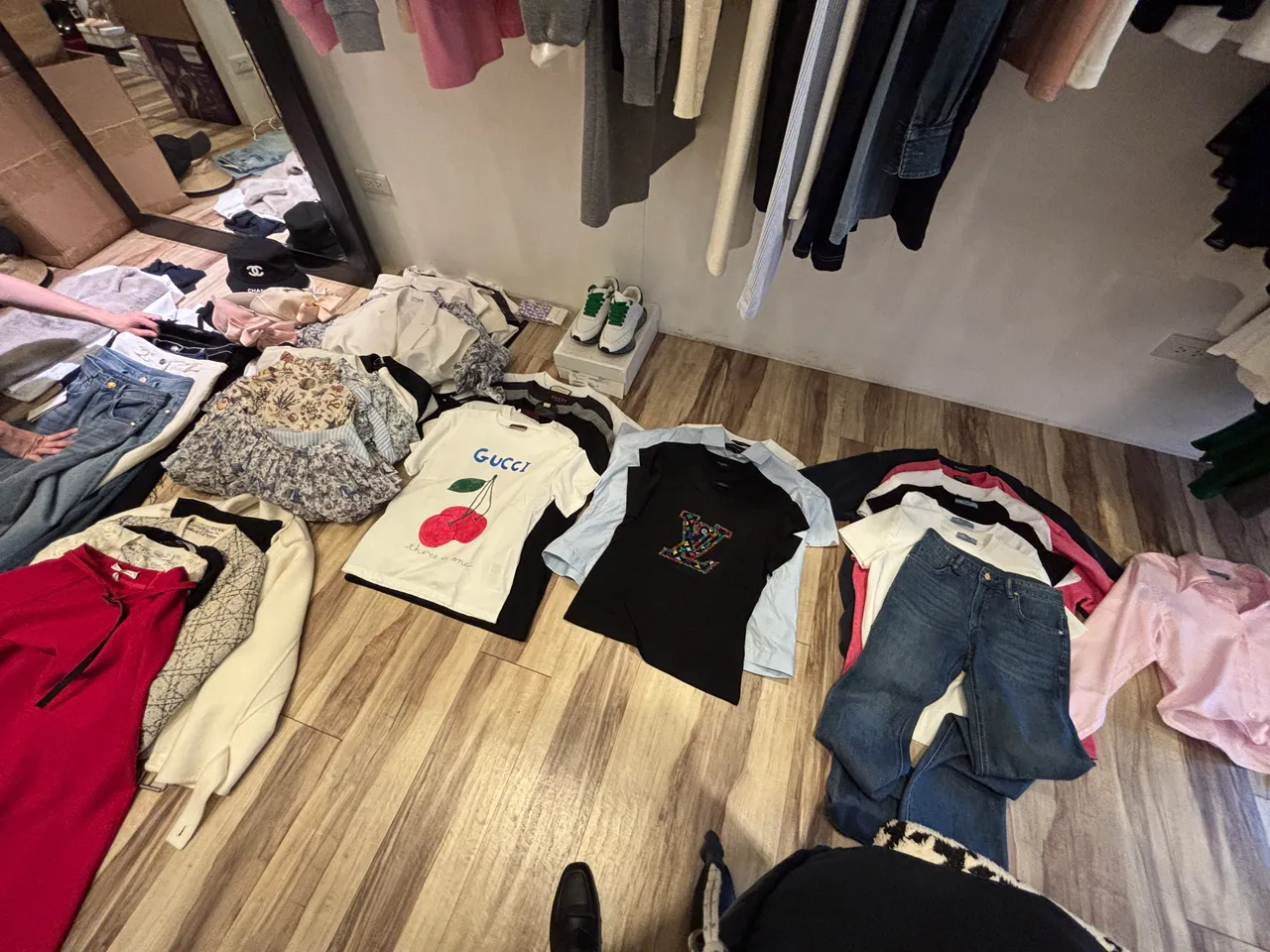 該店家陳列數百樣仿冒精品。翻攝畫面