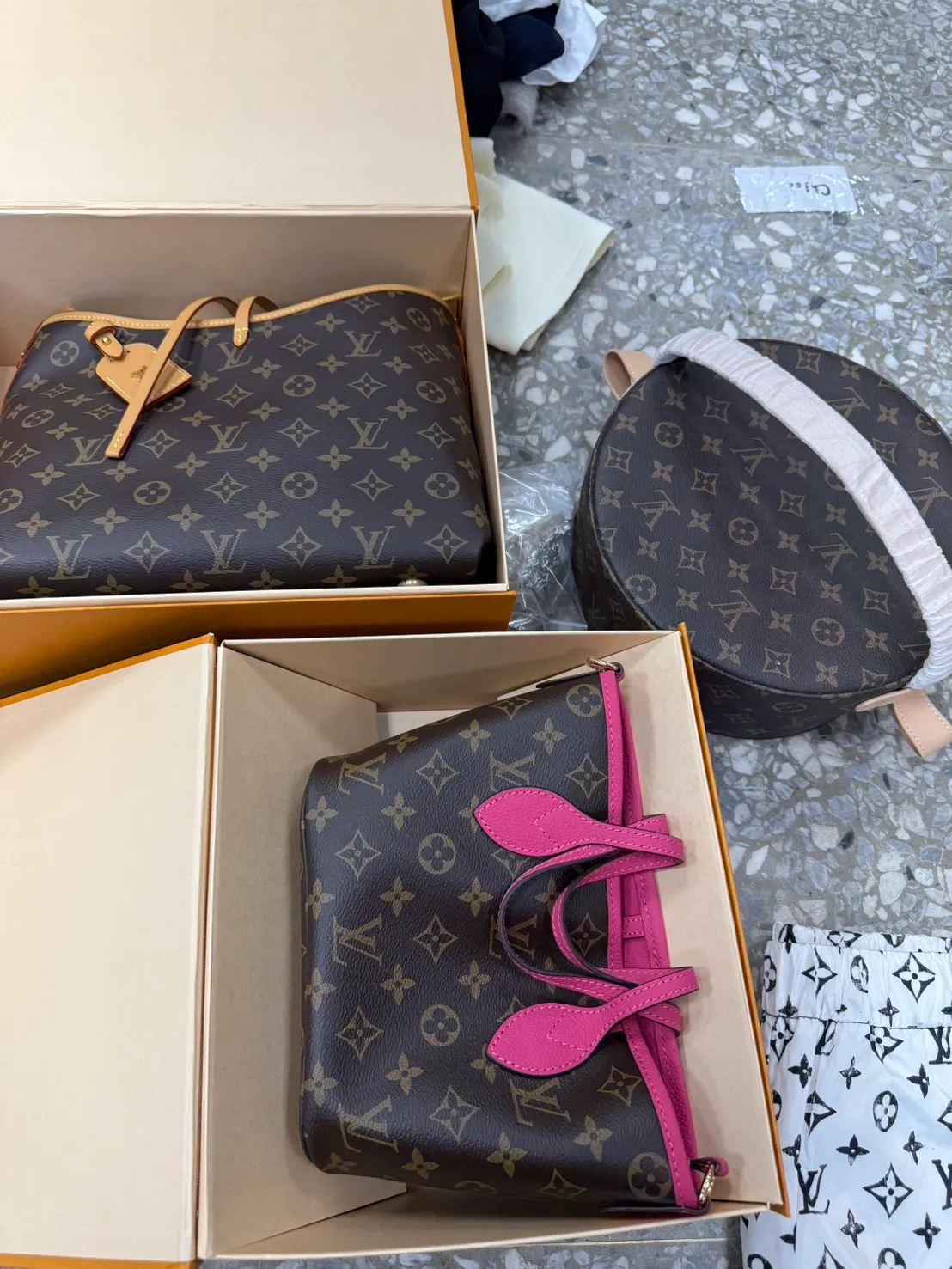 該店家陳列數百樣仿冒精品。翻攝畫面