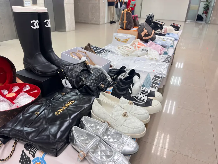 該店家陳列數百樣仿冒精品。翻攝畫面