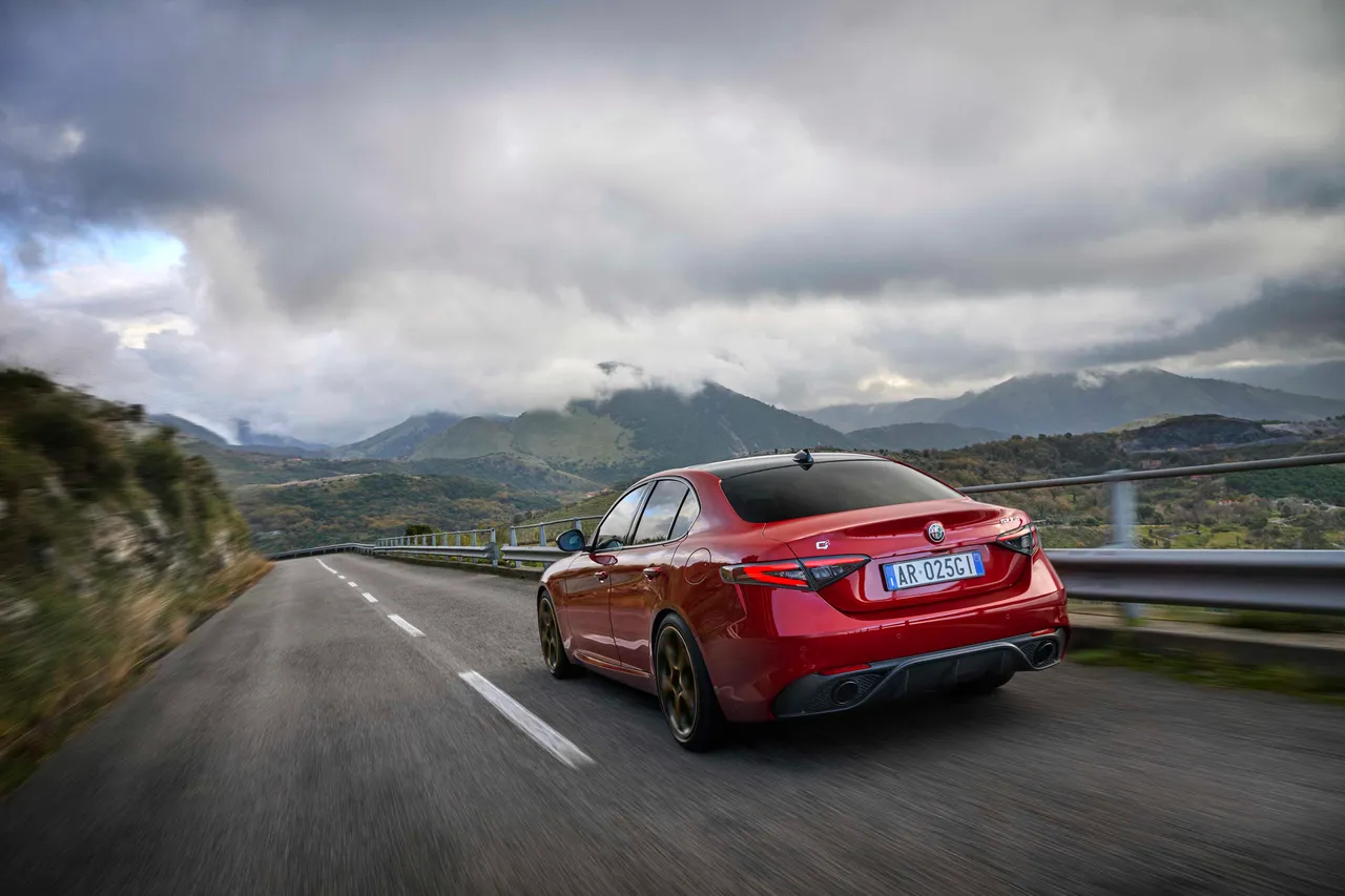 在本屆評選中，有高達67%的讀者投票支持Giulia Quadrifoglio，再次突顯其在高性能四門房車市場中的穩固地位。原廠照片