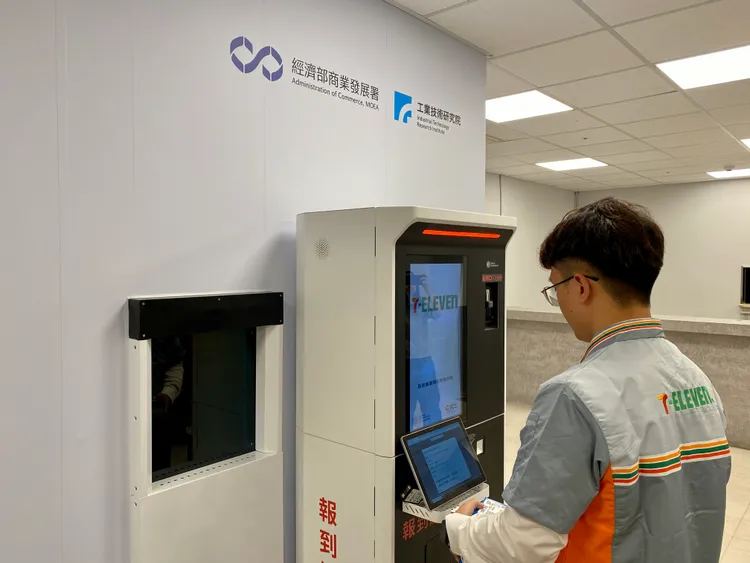 7-ELEVEN「X-STORE 9」新店型，店員以微型倉智慧調度系統進貨。莊偉祺攝