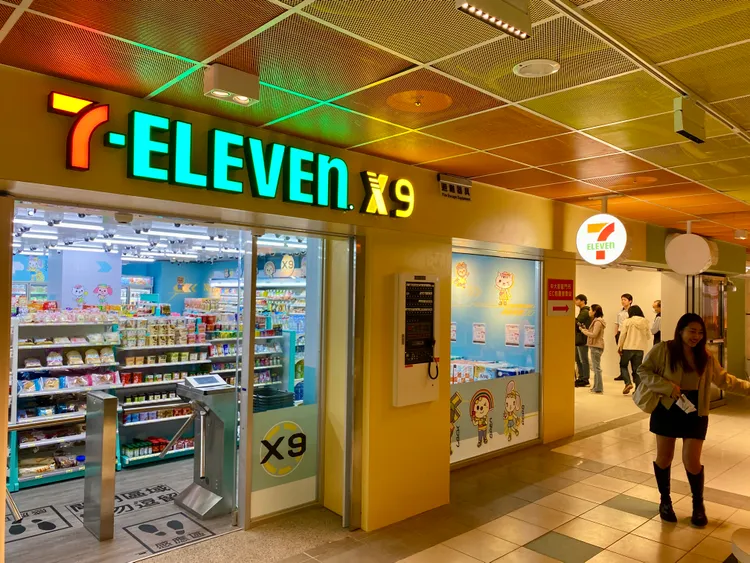 7-ELEVEN的AI無人店型X-STORE系列，今（13日）於中央大學進駐「X-STORE 9」新型。莊偉祺攝