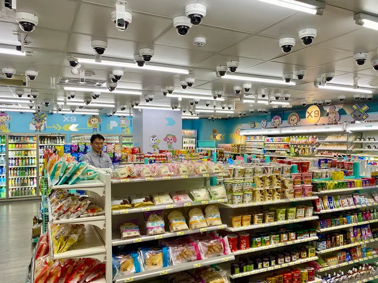 7-ELEVEN新店型「X-STORE 9」透过逾140支功能复合型摄影机及光学雷达，可即时掌握入店者移动轨迹与商品取放深度动作。庄伟祺摄