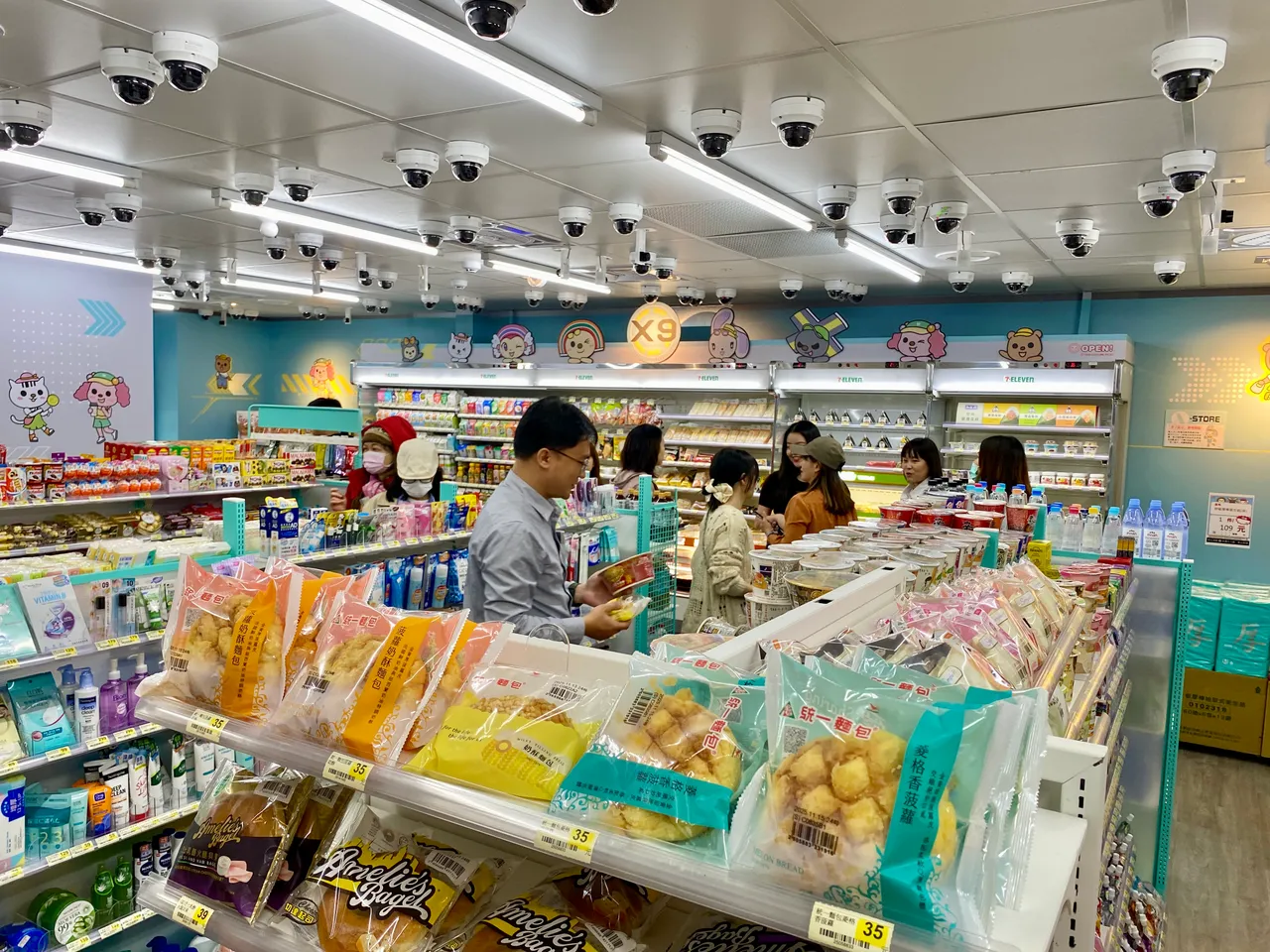7-ELEVEN「X-STORE 9」新店型营业面积25坪，约可容纳25人同时入店。庄伟祺摄