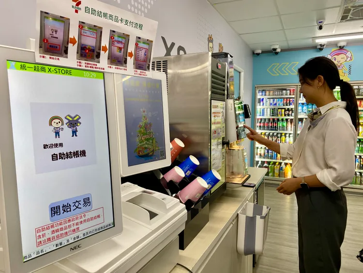 7-ELEVEN「X-STORE 9」新店型，民眾自行操作自動結帳櫃檯。莊偉祺攝