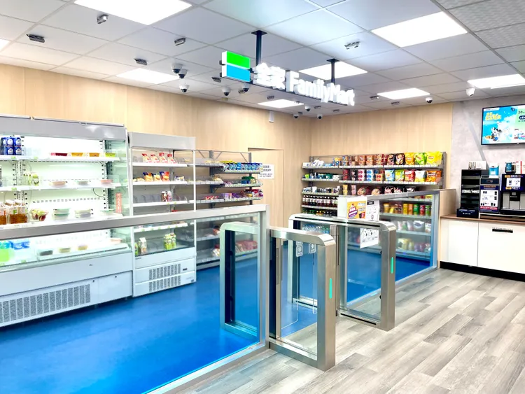 科技店4.0須於閘門前掃描QRCode入店。全家提供