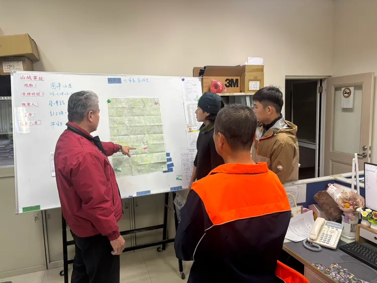 搜救人員討論可能範圍，出動人力搜尋。民眾提供