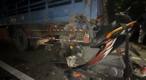 怎麼撞的！連人帶車「插」進貨車車斗　雲林40歲男騎士喪命