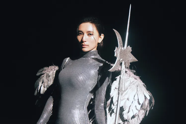 Haezee在MV中一人分饰三角。索尼音乐提供