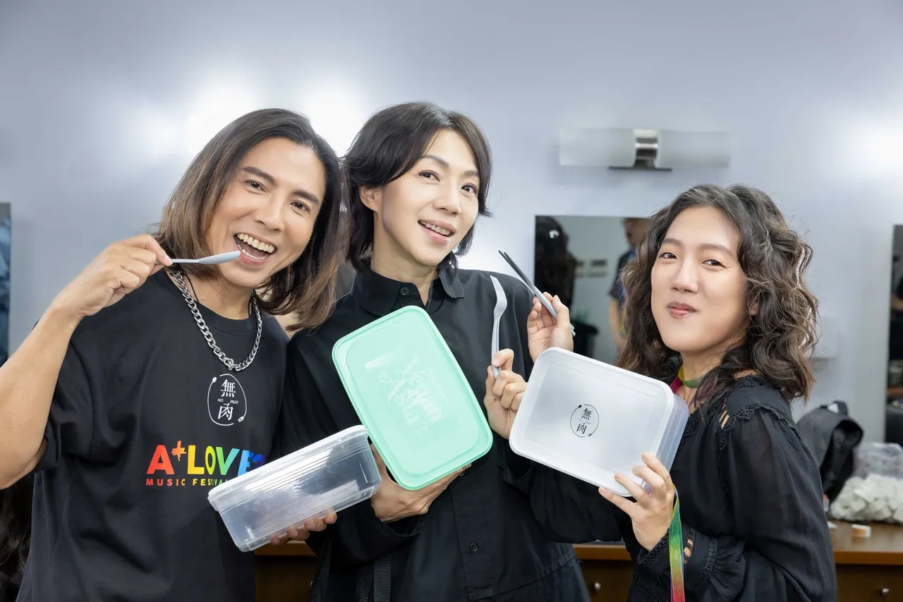 郭蘅祈与万芳、李竺芯秀环保餐具。爱之日常音乐节提供