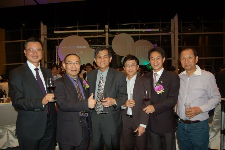 童維辰因投資三餘書店獲第十二屆高屏地區傑出經理獎。翻攝中山大學管院