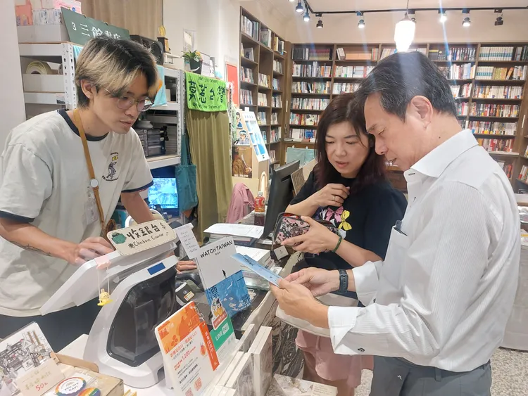 朋友造訪，童維辰介紹店內好書。凃建豐攝