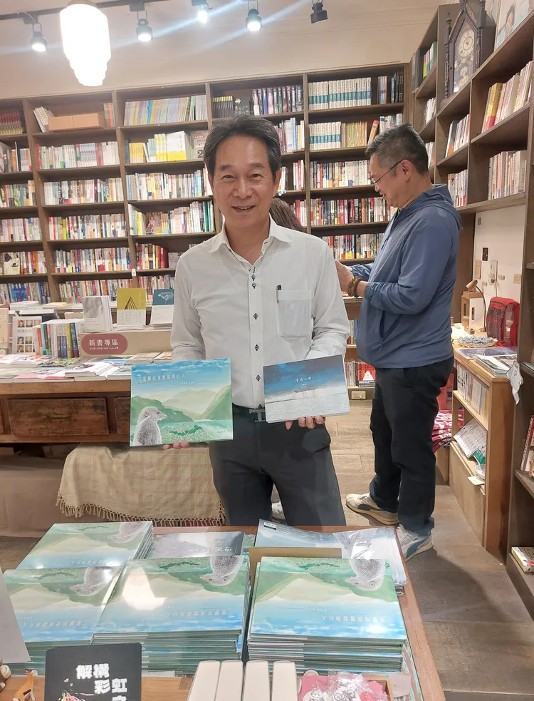童維辰非常欣賞作家吳明益，吳明益作品是三餘強打商品。凃建豐攝