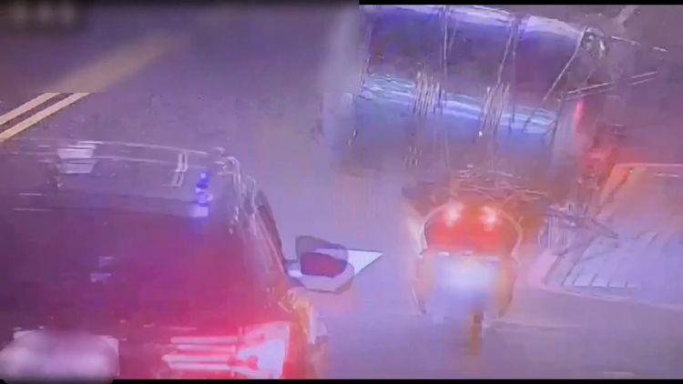機車載巨大水塔自駕？騎士不見身影　這無極限畫面警察要查了