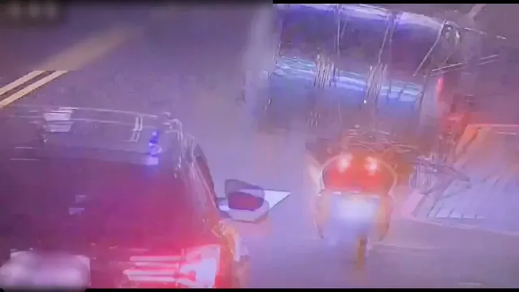 机车载著一个银色水塔桶，大型水塔挡住骑士身影。翻摄画面