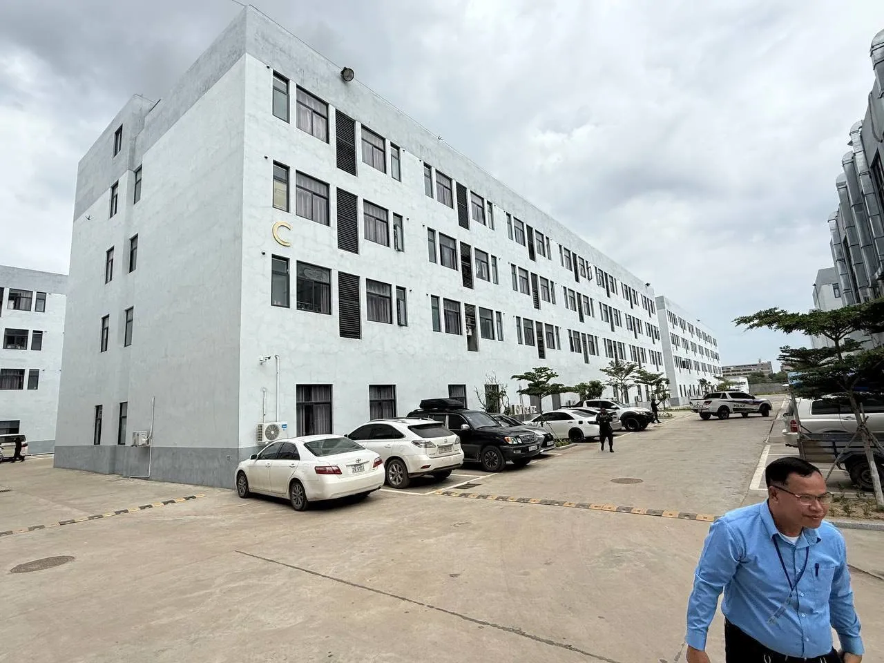 柬埔寨在巴韦市一处赌场查获线上赌博诈骗集团。翻摄Ness新闻