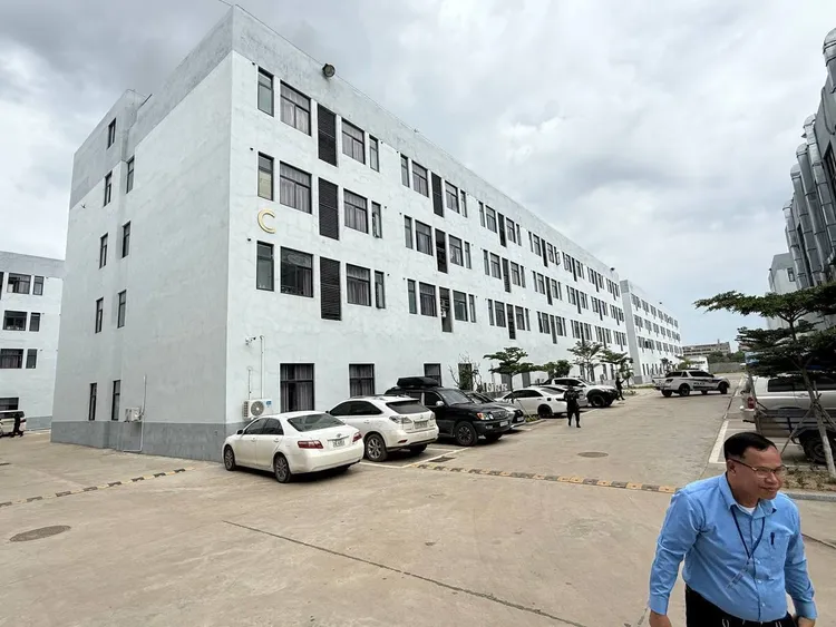 柬埔寨在巴韋市一處賭場查獲線上賭博詐騙集團。翻攝Ness新聞