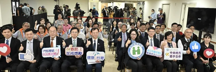 卫福部长石崇良（中间比赞者）宣布「周日及国定假日急症中心（UCC）」即日起开跑。健保署提供