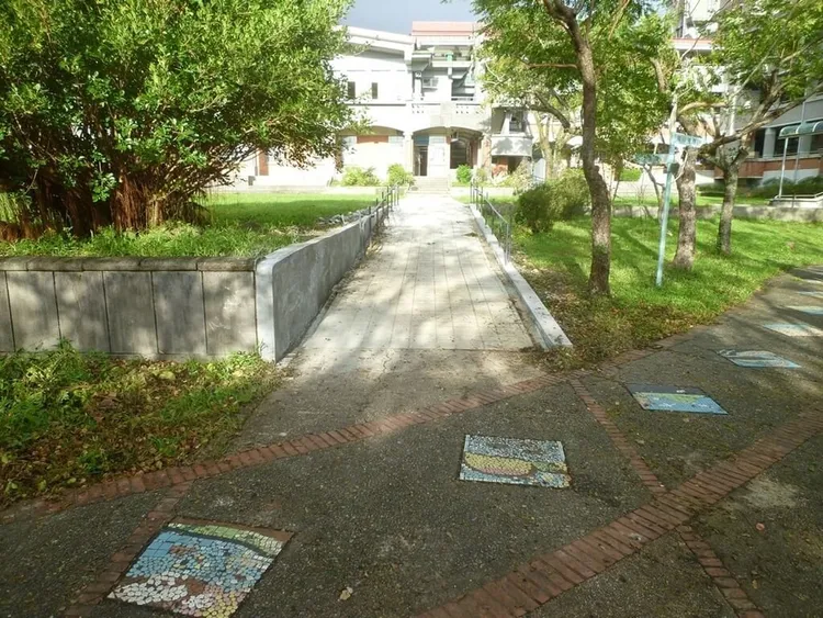 宜兰县冬山国小增设无障碍坡道，整修室外通路。教育部提供