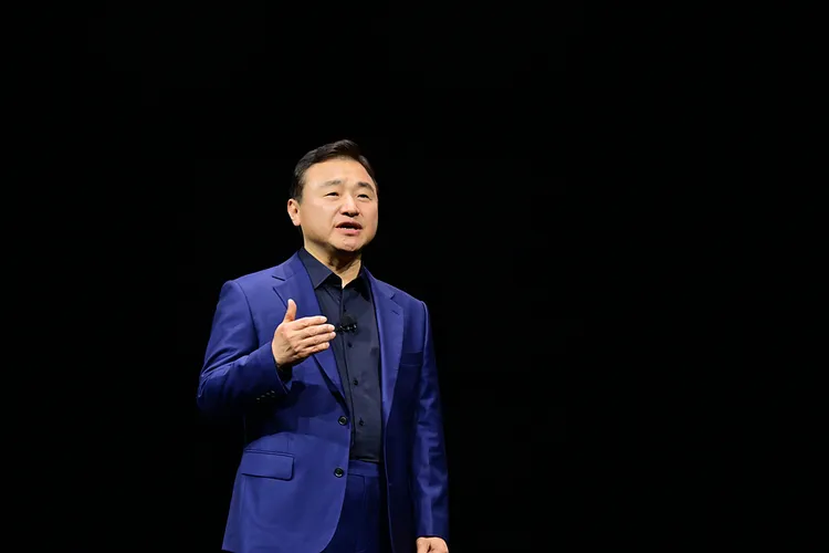 三星宣布高层新布局，卢泰文（TM Roh）升任共同执行长并掌管DX事业群。三星官网