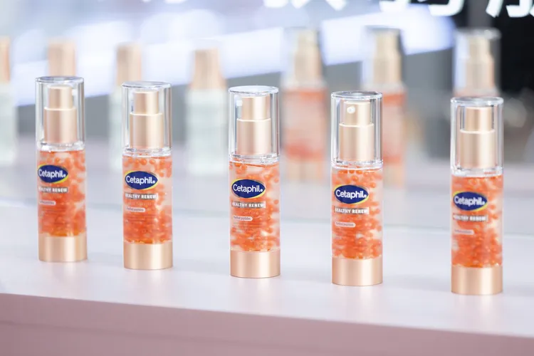 舒特膚全新「肽金瓶」胜肽緊緻賦活精華，30g／1590元。品牌提供