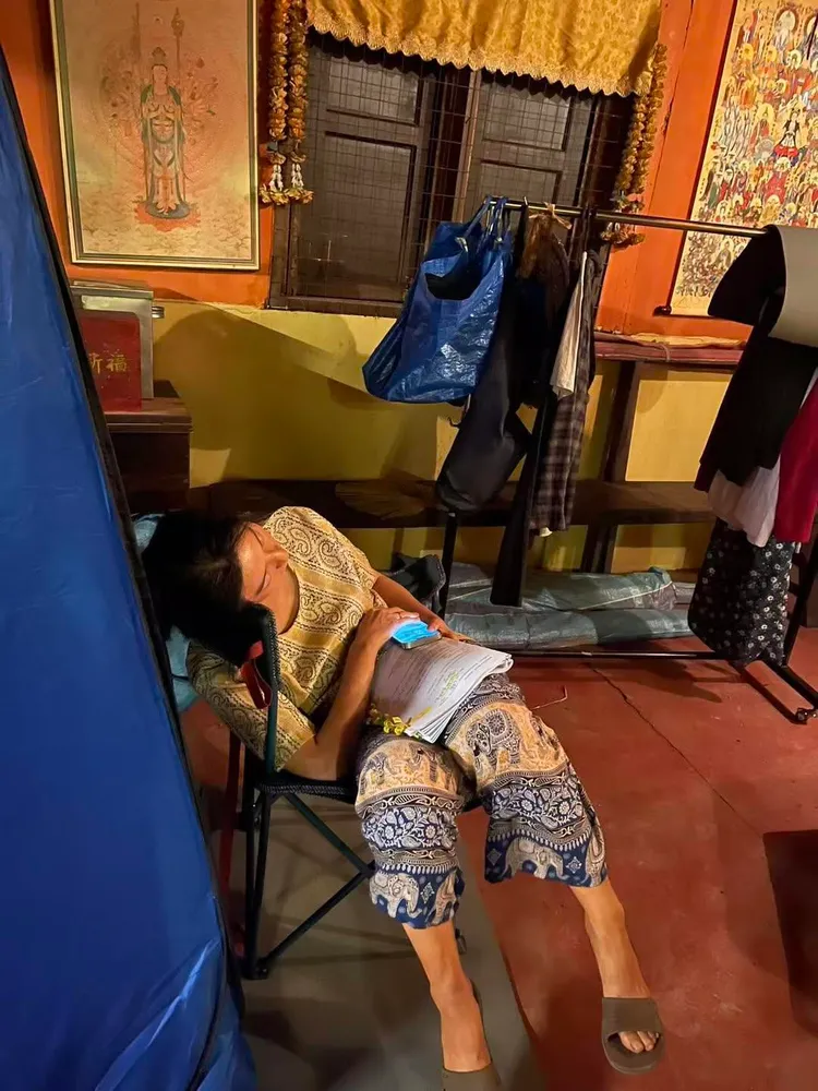 范冰冰扮農婦，空檔時勤讀劇本。翻攝范冰冰Threads