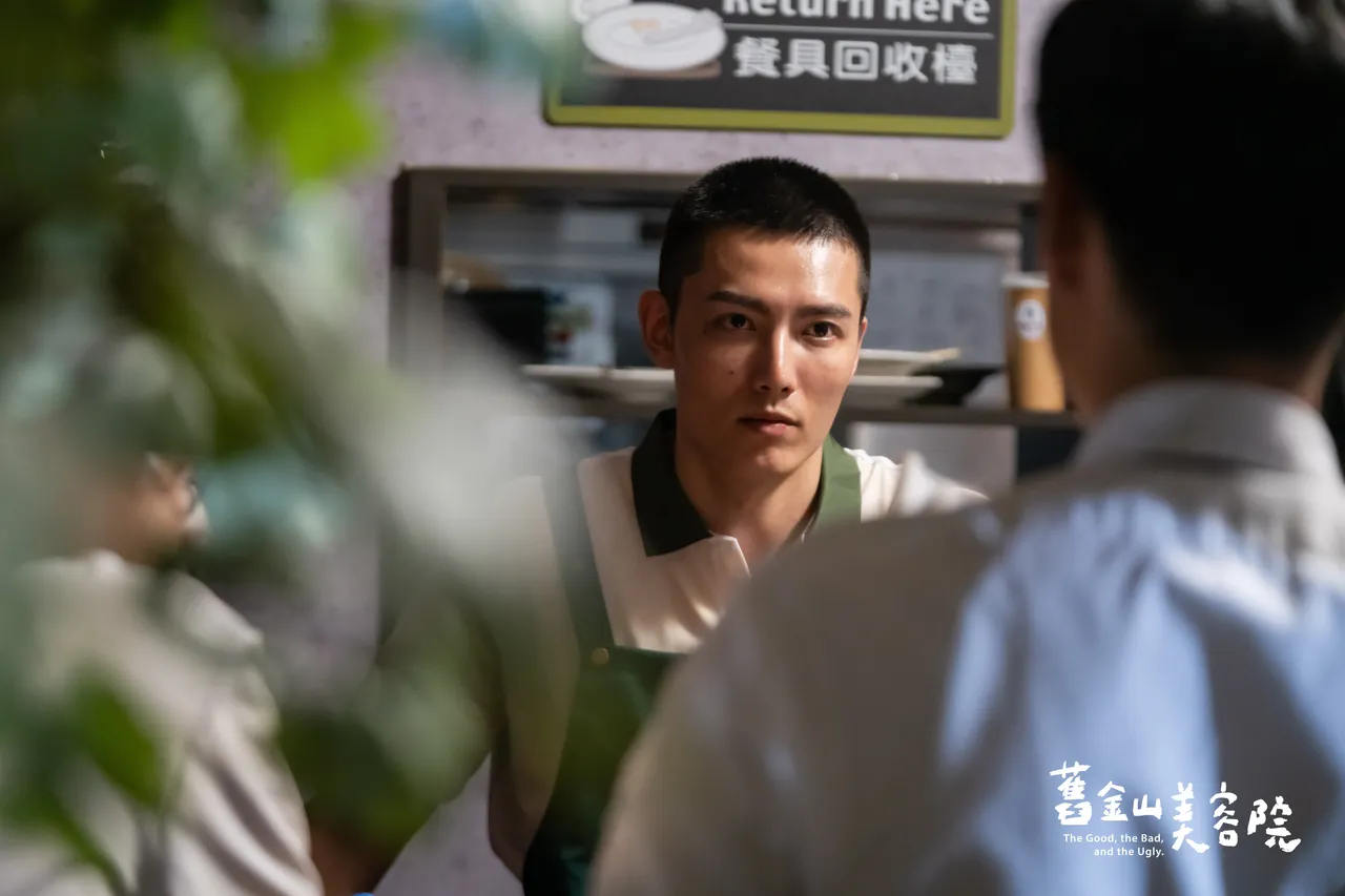 赖东贤饰演早餐店店员阿肥，对新来的店长章广辰十分反感。TVBS提供