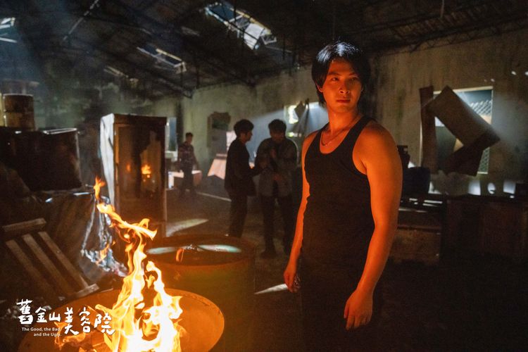 連晨翔跳過八家將 穿吊嘎耍狠享受「橫著走」氣場