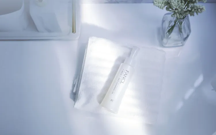 日本的無添加保養領導品牌 FANCL，為周歲祭「週年轉轉樂抽獎」獻上保養級卸粧油《MCO速淨卸粧油》60ml獎項。業者提供