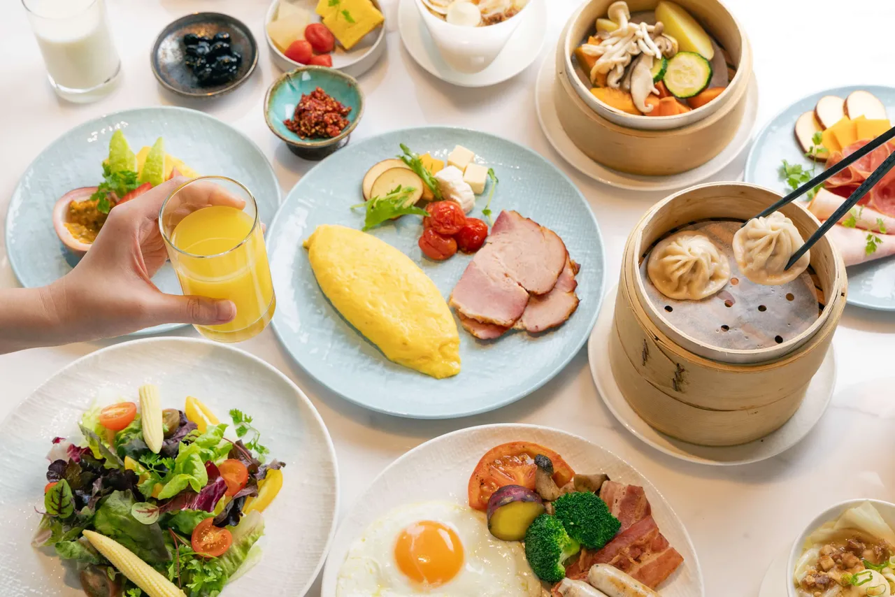 高雄日航酒店周年庆同步响应政府「普发一万元」政策，推出限时住房优惠「一泊满食」，专案含翌日自助式早餐两客。业者提供