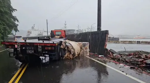 疑天雨路滑釀禍！基隆拖板車彎道失控　鋼卷噴飛砸毀碼頭圍牆