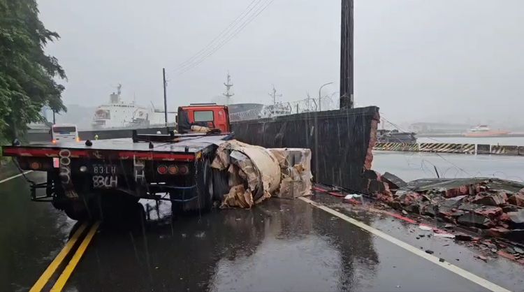 基隆拖板車彎道失控 鋼卷噴飛砸毀碼頭圍牆