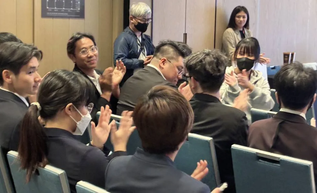 辯論大會觀眾席聽到青年精彩辯論時鼓掌。原民局提供