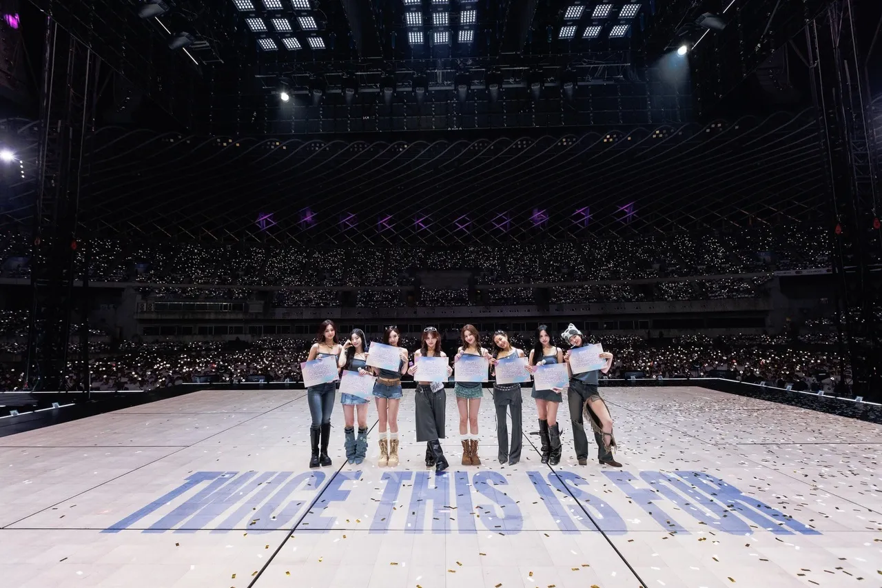 TWICE出道10年終於來台，昨晚在世運帶來首場演出，與5.5萬名粉絲大合照。翻攝TWICE IG