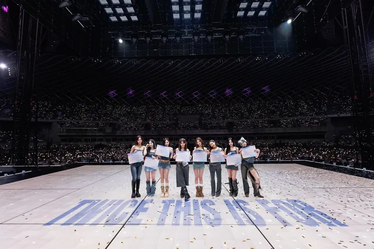TWICE出道10年終於來台，昨晚在世運帶來首場演出，與5.5萬名粉絲大合照。翻攝TWICE IG